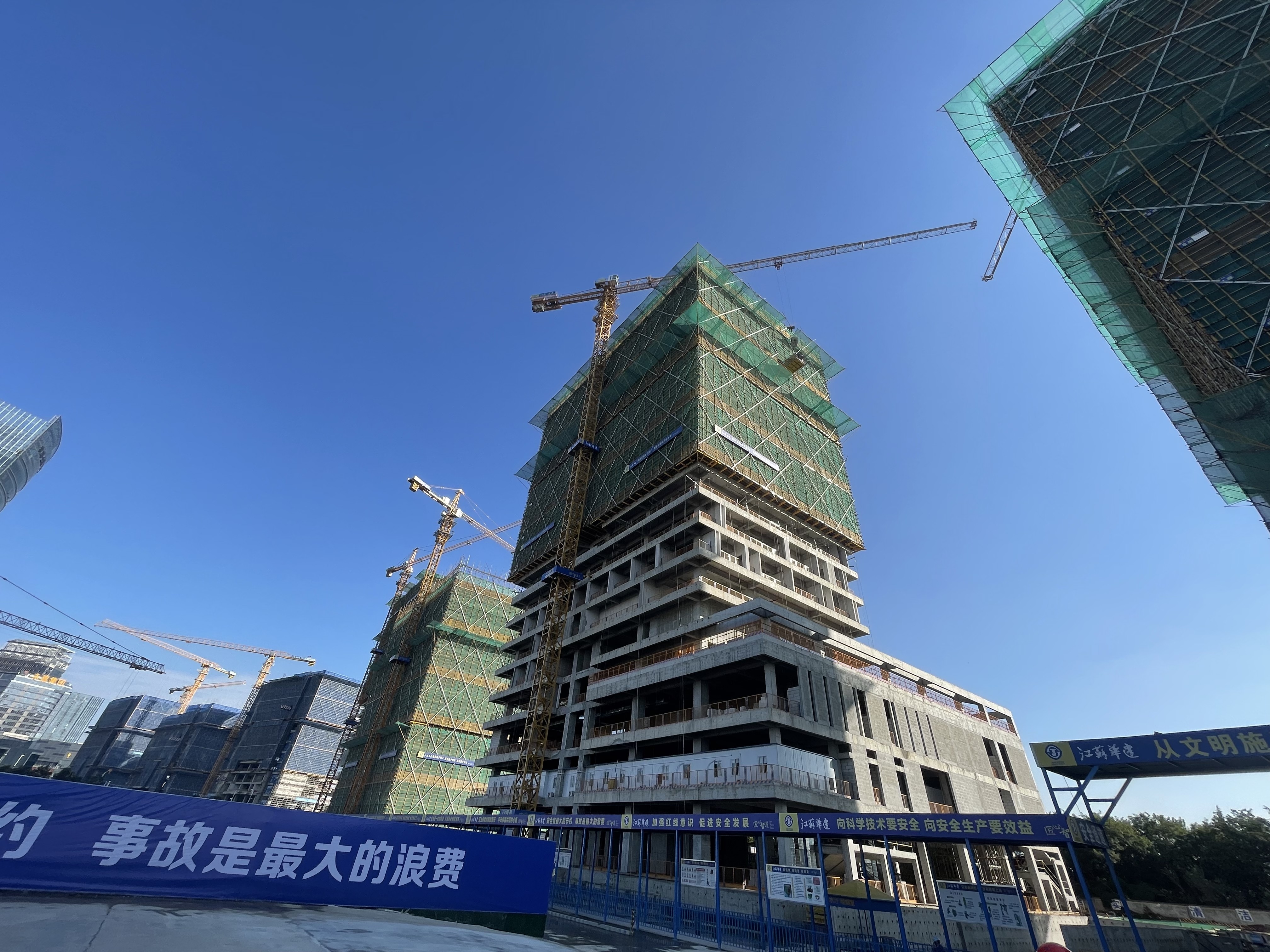 徐州市市委書(shū)記一行調(diào)研考察我司淮海金融服務(wù)中心項(xiàng)目.jpg